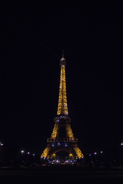 埃菲尔铁塔在夜间
